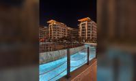 AL-2083, Balkon mit Blick auf den Resort-Pool – Möblierte 3+1-Wohnung mit 145 m² Wohnfläche und Whirlpool-Badewanne, Türkler