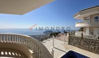 AL-2236, Blick auf die Burg und die Küste von der Terrasse aus – 150 m² großes 3+1-Penthouse mit zwei Gemeinschaftspools, Bektas