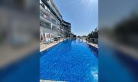 AL-2426, Blick auf den Pool und die Berge von einem verglasten Balkon aus – Helle 75 m² große 1+1-Wohnung im 2. Stock, Kargicak